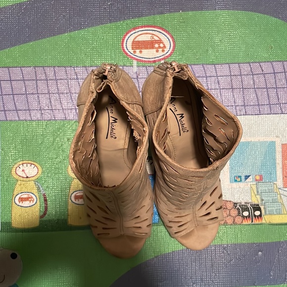 Shoes - Picture 4 of 4